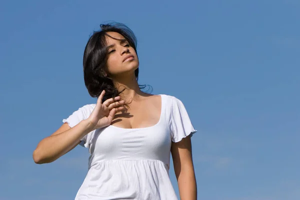 Hermosa Mujer Embarazada Contra Cielo Azul — Foto de Stock