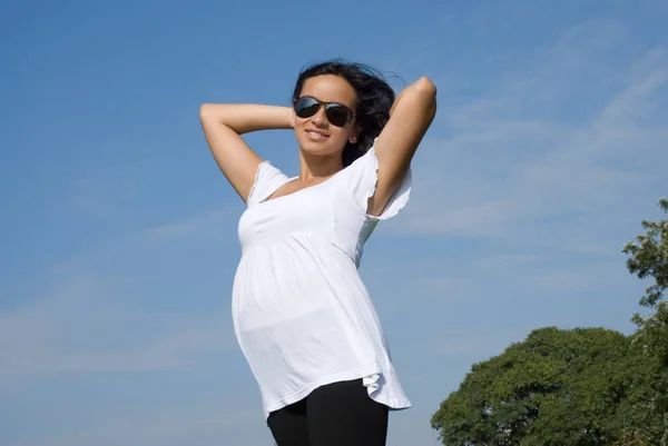 Hermosa Mujer Embarazada Contra Cielo Azul —  Fotos de Stock