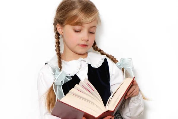 Портрет Красивой Школьницы Читающей Книгу Перед Белой Стеной — стоковое фото