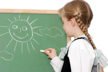 beyaz duvar önünde kara tahta üzerinde güzel genç liseli çizim portre