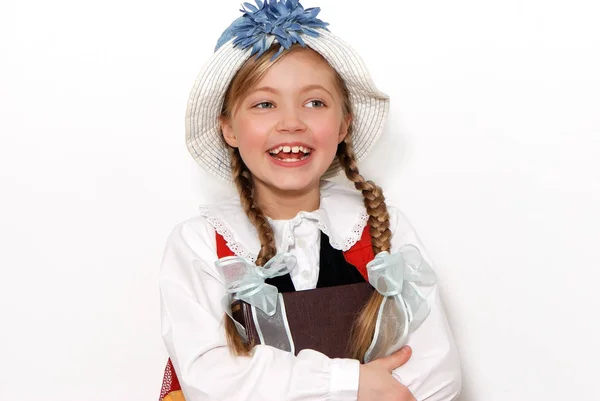 Portrait Belle Écolière Adolescente Chapeau Devant Mur Blanc — Photo