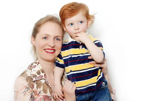 Porträt Von Mutter Und Sohn Isoliert Auf Weiß — Stockfoto