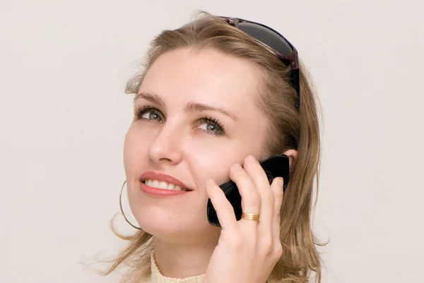 Retrato Bela Mulher Adulta Falando Por Telefone Branco — Fotografia de Stock