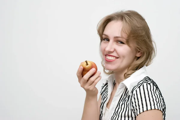 Портрет Красивої Дорослої Жінки Свіжим Яблуком Білому — стокове фото