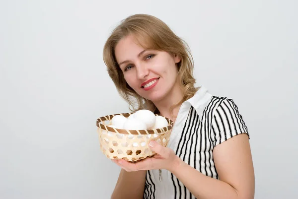 Porträt Einer Schönen Erwachsenen Frau Mit Einem Korb Hühnereier Auf — Stockfoto