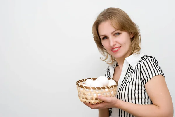 Retrato Hermosa Mujer Adulta Sosteniendo Cesta Huevos Pollo Blanco —  Fotos de Stock