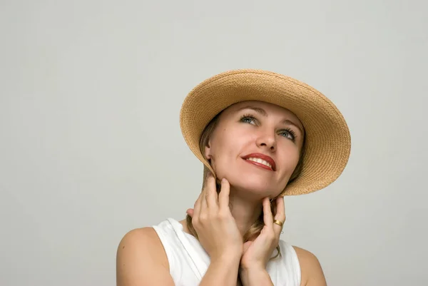 Beyaz Hasır Şapkalı Güzel Yetişkin Kadın Portresi — Stok fotoğraf