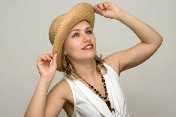 Portrait Une Femme Adulte Belle Chapeau Paille Sur Blanc — Photo