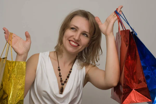 Porträt Einer Schönen Erwachsenen Frau Mit Einkaufstaschen Auf Weißem Grund — Stockfoto