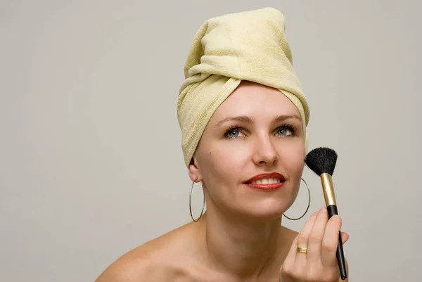 美丽的成年妇女的肖像与毛巾在头上做化妆在白色 — 图库照片