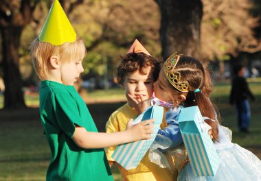 sevimli küçük çocuklar parkta birlikte vakit geçirmek