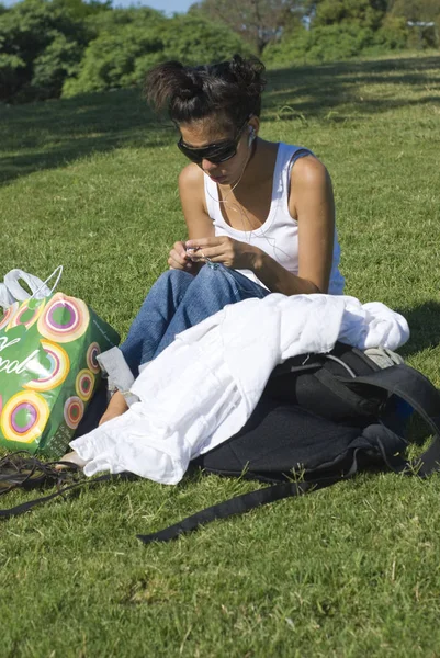 Hermosa Mujer Joven Relajándose Prado Verde Parque — Foto de Stock