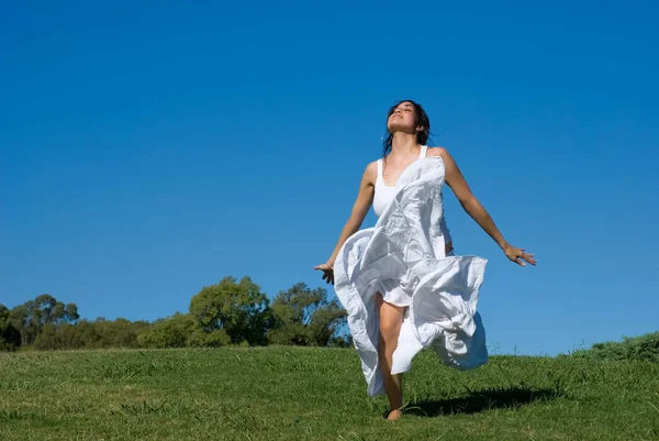 Hermosa Mujer Joven Relajándose Prado Verde Parque —  Fotos de Stock