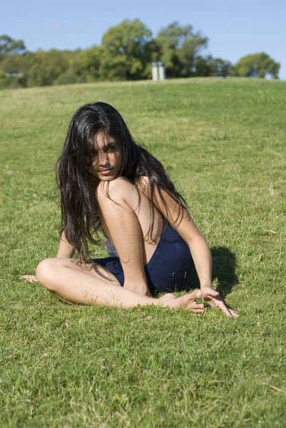 Krásná Mladá Žena Uvolňující Zelené Louce Parku — Stock fotografie