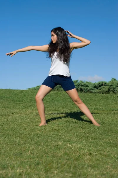 Bela Jovem Mulher Relaxante Prado Verde Parque — Fotografia de Stock