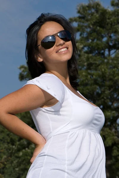 Bella Giovane Donna Piedi Nel Parco Fronte Cielo Blu — Foto Stock