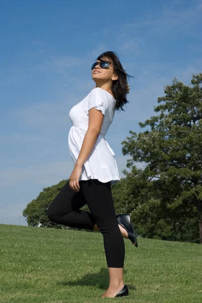 Schöne Junge Frau Steht Park Vor Blauem Himmel — Stockfoto