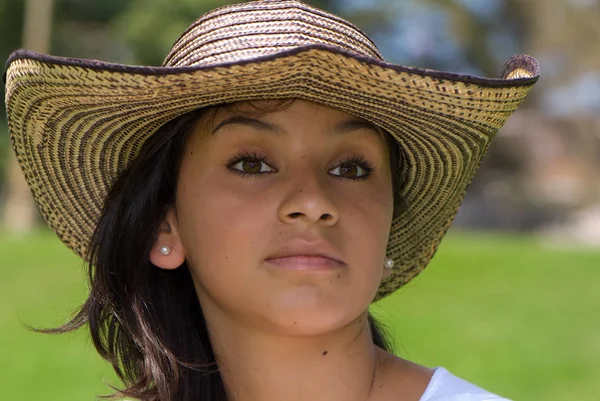 公園でリラックスわら帽子の美しい若い女性 — ストック写真