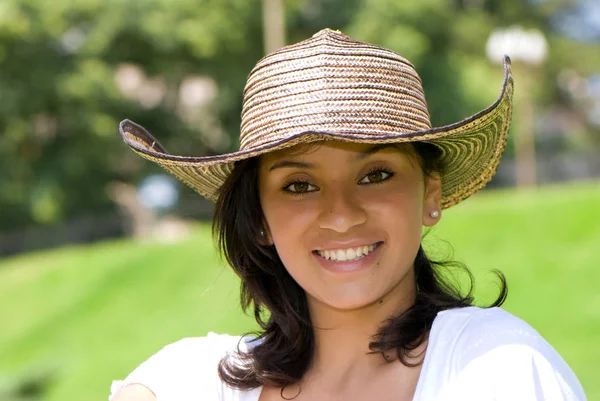 公園でリラックスわら帽子の美しい若い女性 — ストック写真