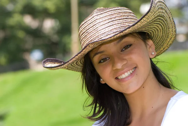 Hermosa Mujer Joven Sombrero Paja Relajarse Parque —  Fotos de Stock