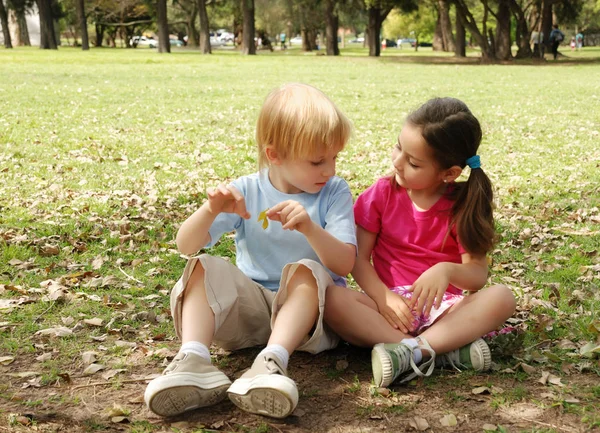 Adorables Petits Enfants Passent Temps Ensemble Dans Parc — Photo
