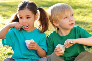 sevimli küçük çocuklar parkta birlikte vakit geçirmek