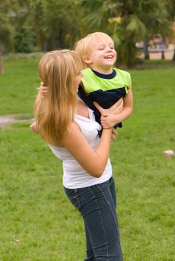 parkta birlikte vakit geçiren anne ve oğul portresi