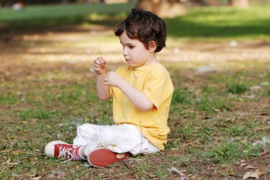 sevimli küçük çocuk parkta birlikte vakit geçirmek