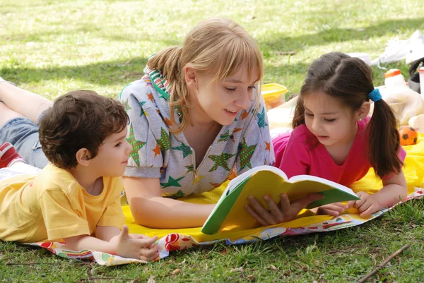 Jovem Mulher Passar Tempo Com Crianças Parque Livro Leitura — Fotografia de Stock