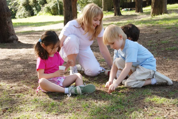 Jeune Femme Passant Temps Avec Des Enfants Dans Parc — Photo