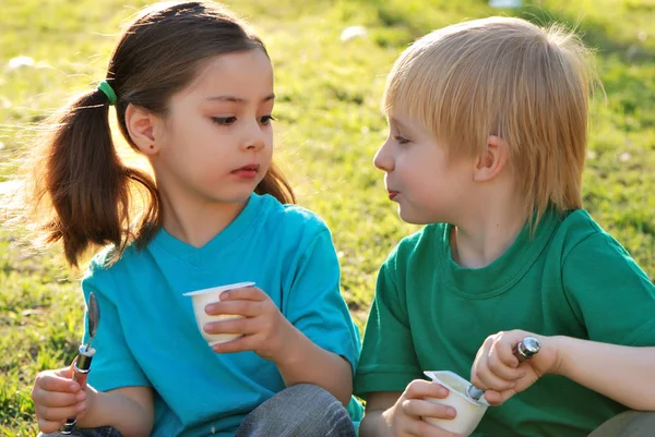 Aranyos Kis Gyerekek Tölteni Időt Együtt Parkban — Stock Fotó