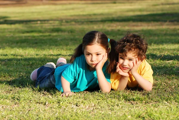 Entzückende Kleine Kinder Verbringen Zeit Miteinander Park — Stockfoto