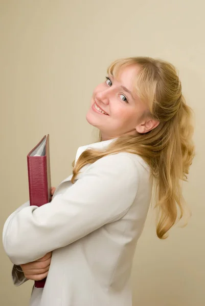 Schöne Junge Geschäftsfrau Mit Ordner Und Blick Die Kamera — Stockfoto