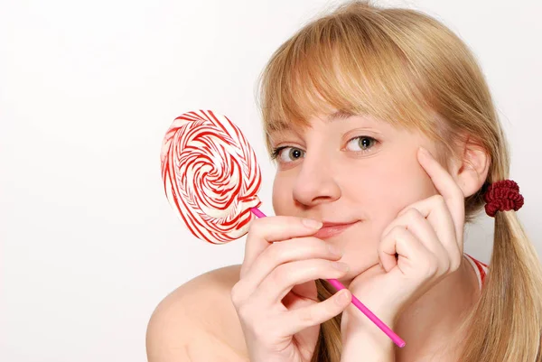 Beyaz Duvar Önünde Lollipop Ile Güzel Genç Kadın — Stok fotoğraf