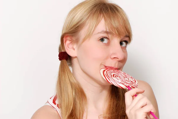 Schöne Junge Frau Mit Lutscher Vor Weißer Wand — Stockfoto