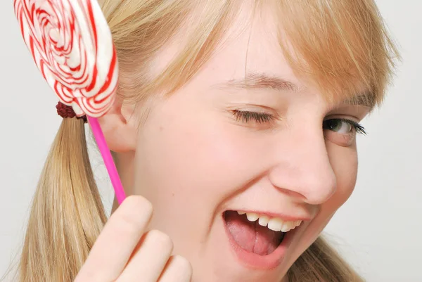Beyaz Duvar Önünde Lollipop Ile Güzel Genç Kadın — Stok fotoğraf