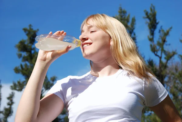 Piękna Młoda Kobieta Picie Napoju Plastikowej Butelki Parku — Zdjęcie stockowe