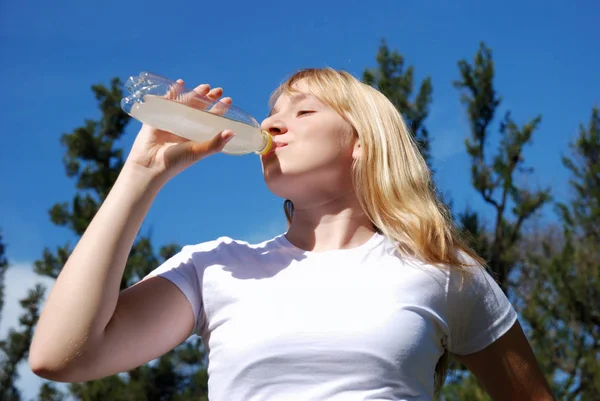 Красивая Молодая Женщина Пьет Напиток Пластиковой Бутылки Парке — стоковое фото