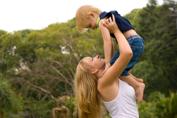 Porträt Von Mutter Und Sohn Die Zeit Miteinander Park Verbringen — Stockfoto