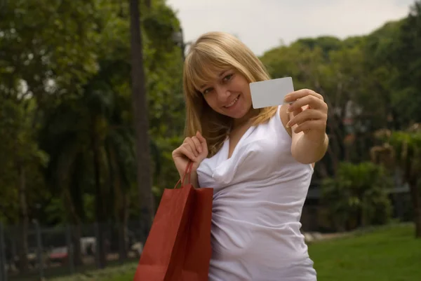Schöne Junge Frau Mit Einkaufstaschen Mit Leerer Karte — Stockfoto