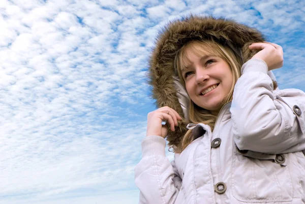 Vue Fond Femme Dans Veste Hiver Devant Ciel — Photo