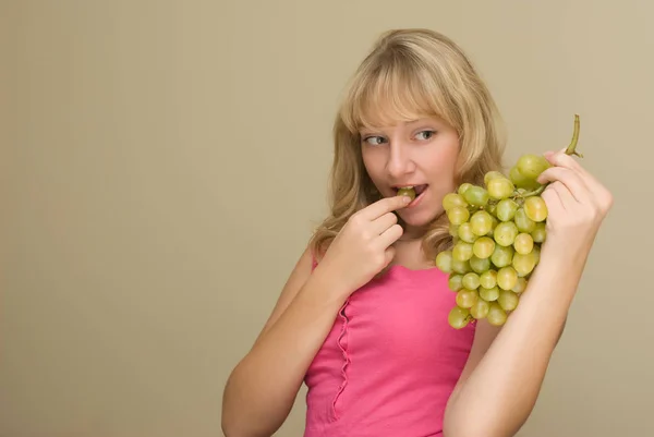 Hermosa Mujer Joven Sosteniendo Rama Uvas — Foto de Stock