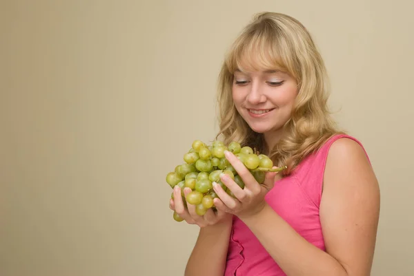 美丽的年轻女子拿着葡萄的分支 — 图库照片