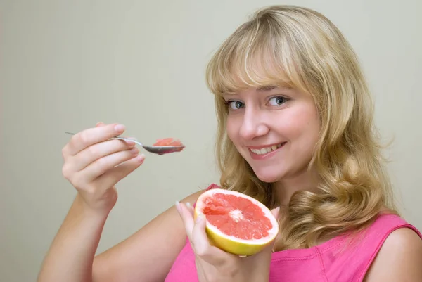 Hermosa Mujer Joven Comiendo Pomelo — Foto de Stock