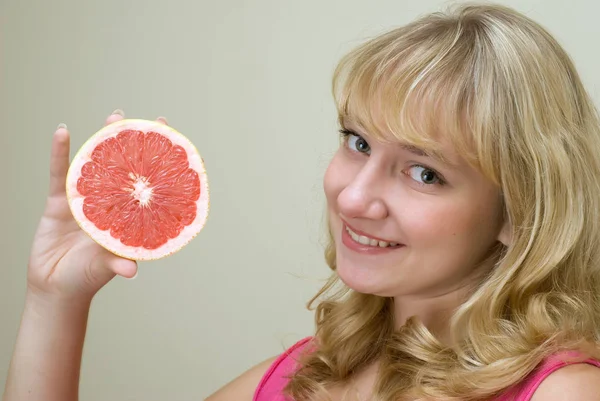 Beautiful Young Woman Eating Grapefruit — Stock Photo, Image