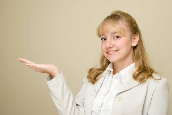 Hermosa Mujer Joven Traje Blanco Sobre Fondo Pared Claro —  Fotos de Stock