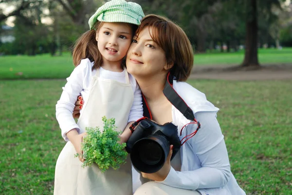 Retrato Madre Hija Pasando Tiempo Juntas Parque — Foto de Stock