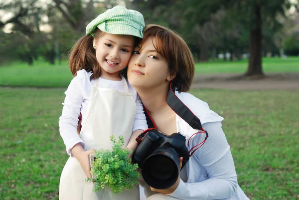 公園で一緒に時間を過ごす母と娘の肖像画 — ストック写真