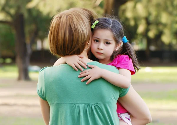 Retrato Madre Hija Pasando Tiempo Juntas Parque — Foto de Stock