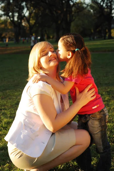 公園で一緒に時間を過ごす母と娘の肖像画 — ストック写真